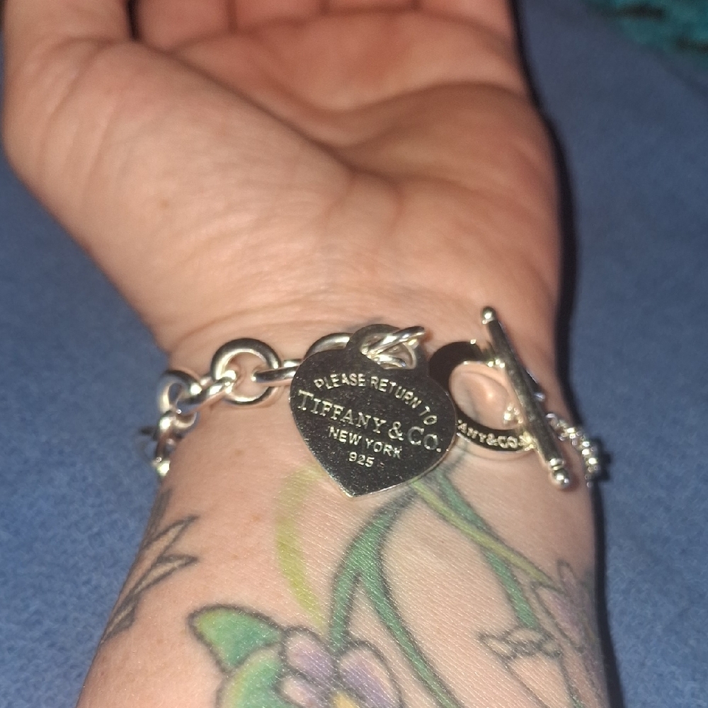 Return To Tffany Silver Heart Charm Bracelet Retails $800 - Picture 2 of 5